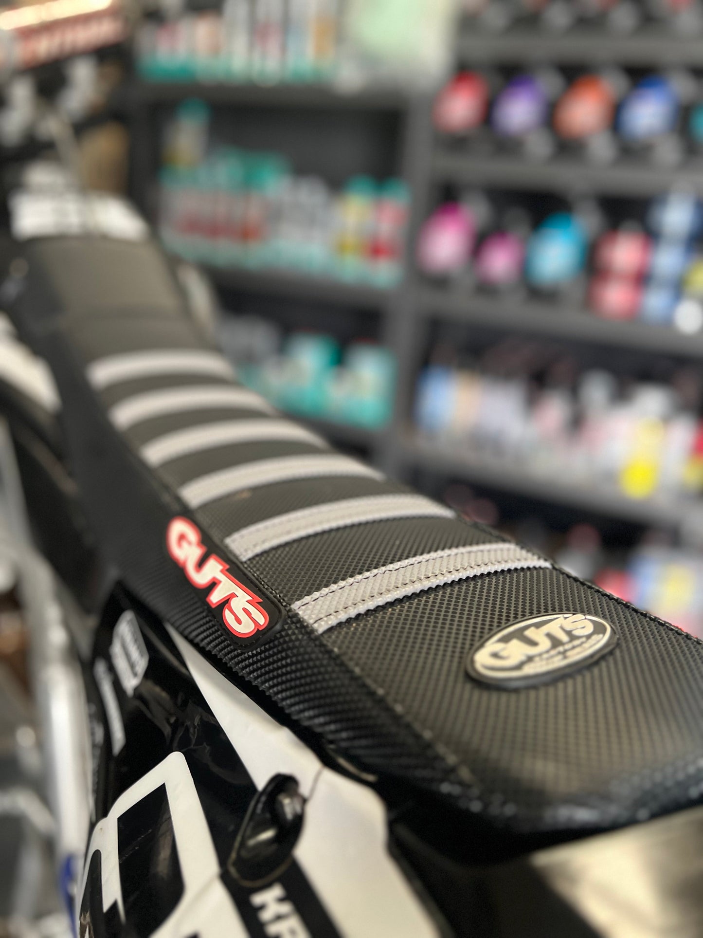 GUTS RIBBED SEAT COVER STARK VARG MX 23-26 / EX 25-26 GREY/BLACK/BLACK